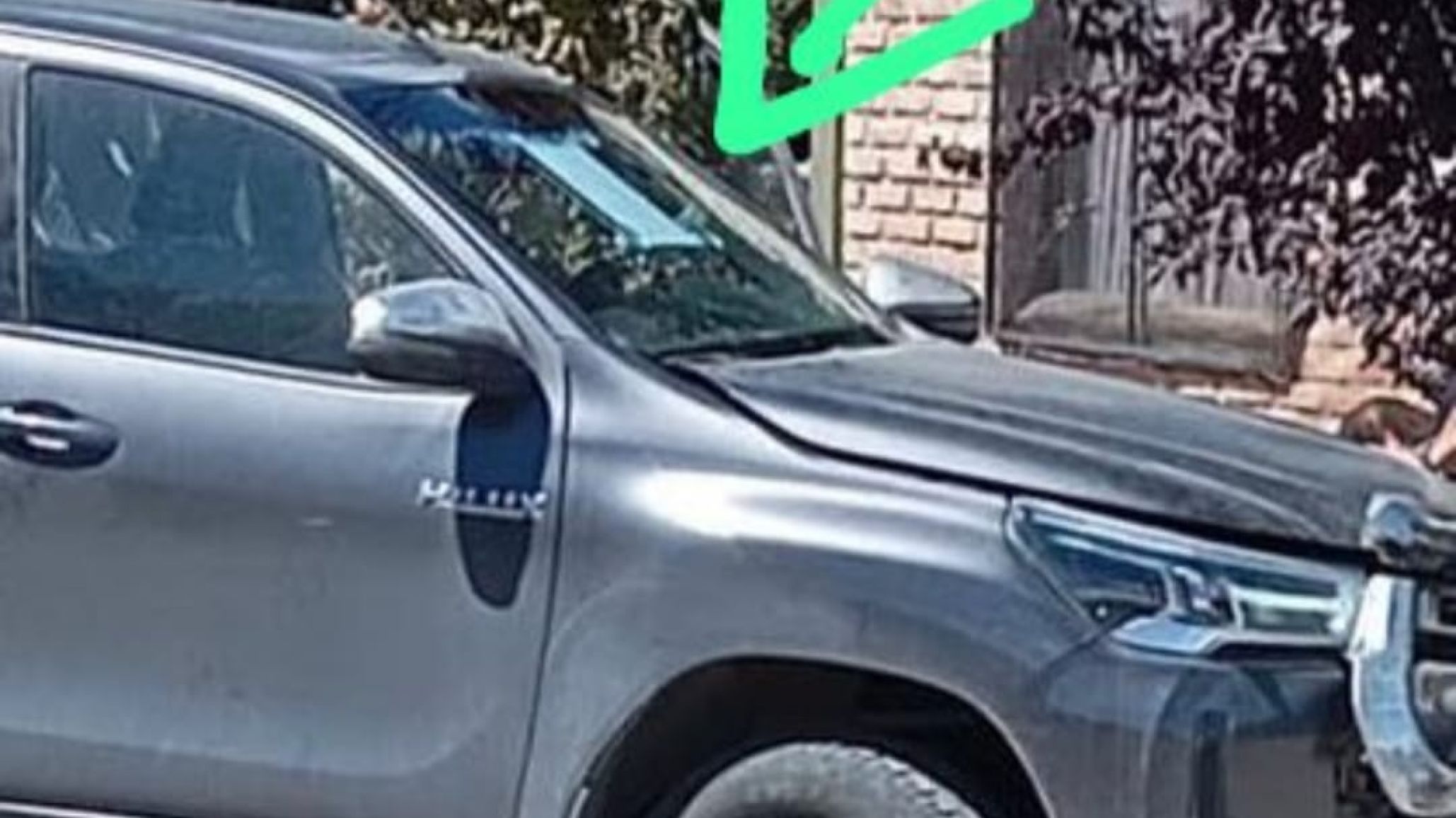 Nuevo choque del ministro Lapenna: críticas por el uso del celular y una antena satelital en el parabrisas