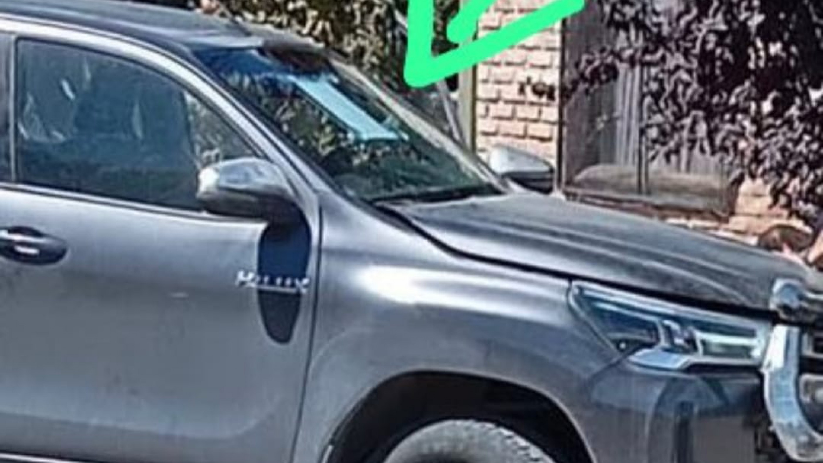 Nuevo choque del ministro Lapenna: críticas por el uso del celular y una antena satelital en el parabrisas