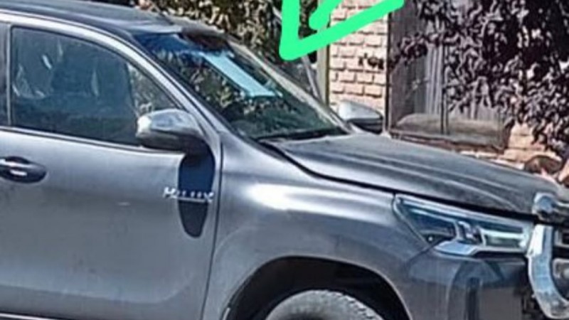 Nuevo choque del ministro Lapenna: críticas por el uso del celular y una antena satelital en el parabrisas