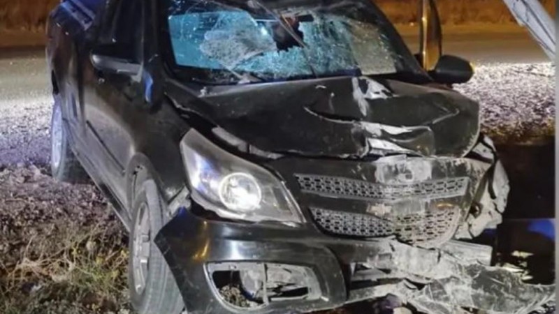 Conducía ebrio, chocó contra una columna de alumbrado y le secuestraron la camioneta