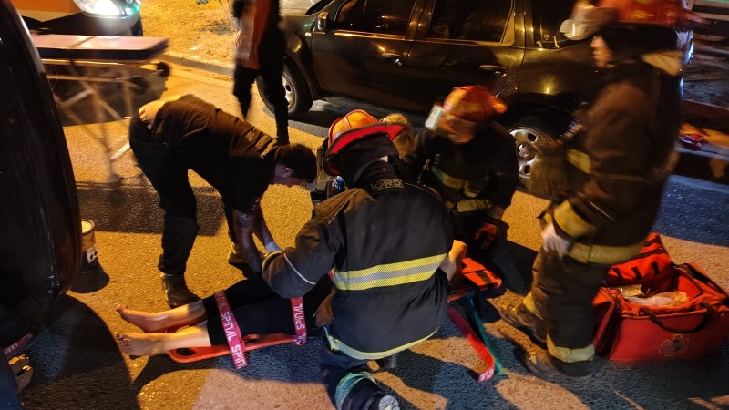 Chocó contra un vehículo estacionado y terminó volcando