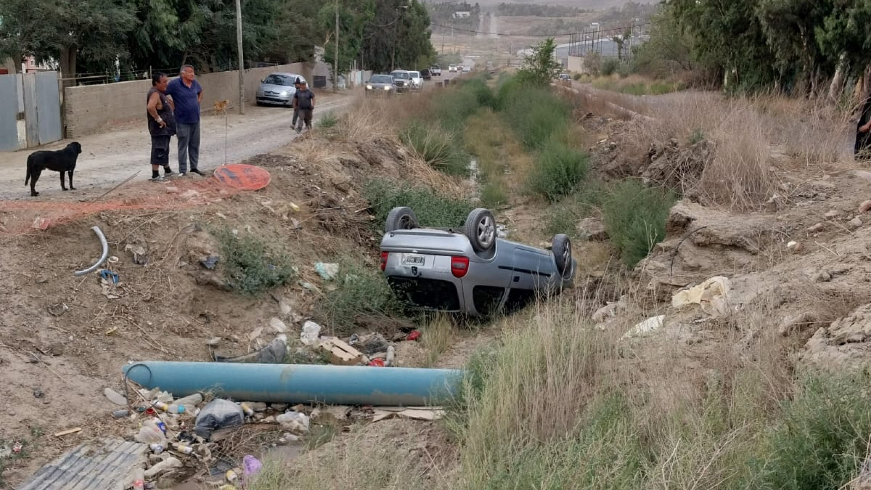 Volcó y cayó a un canal en Cordón Forestal