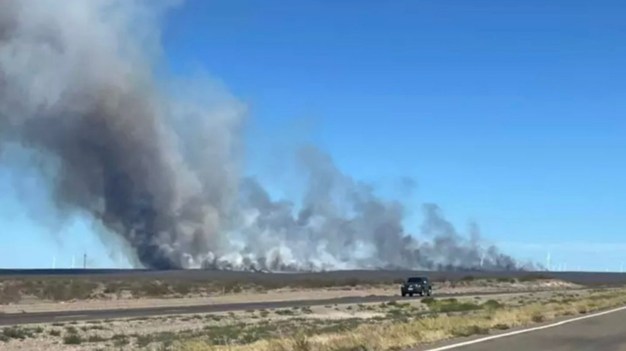 Incendio rural entre Madryn y Trelew: bomberos de cuatro localidades combaten el fuego y el frente avanza hacia la Ruta 3