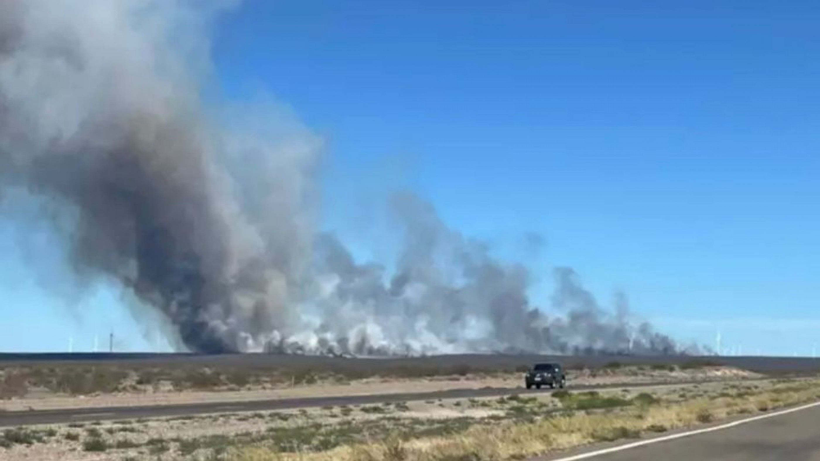 Incendio rural entre Madryn y Trelew: bomberos de cuatro localidades combaten el fuego y el frente avanza hacia la Ruta 3