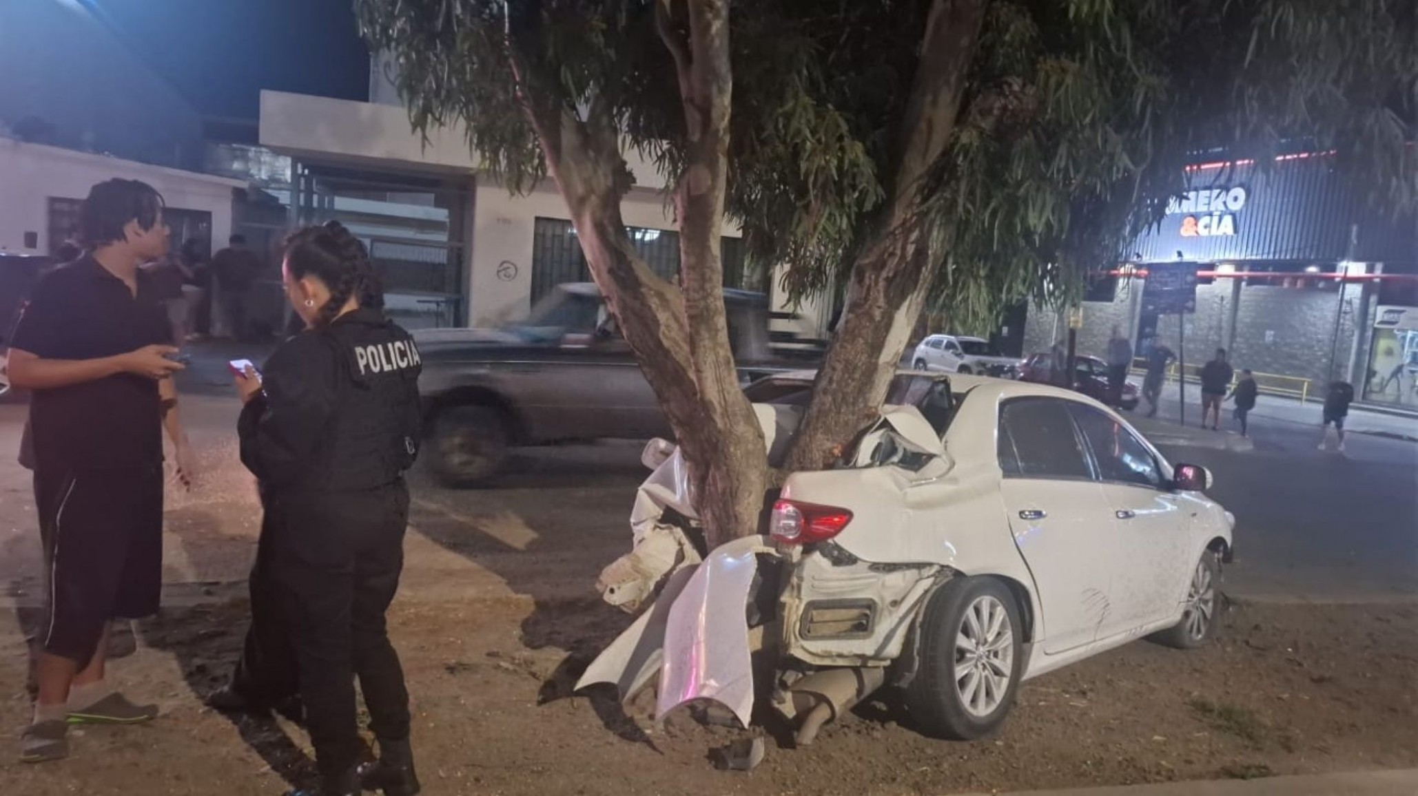 Choque entre auto y moto en Comodoro: un joven fue hospitalizado tras el impacto en Av. Yrigoyen