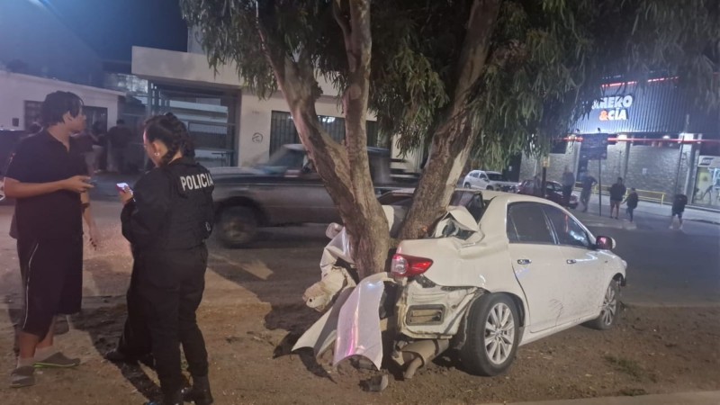 Choque entre auto y moto en Comodoro: un joven fue hospitalizado tras el impacto en Av. Yrigoyen