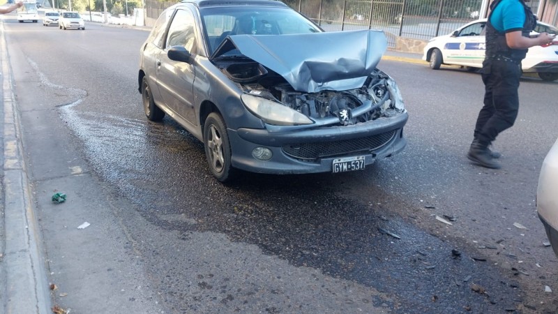 Choque sin heridos en zona norte de Comodoro: colisionaron una Duster y un Peugeot 206
