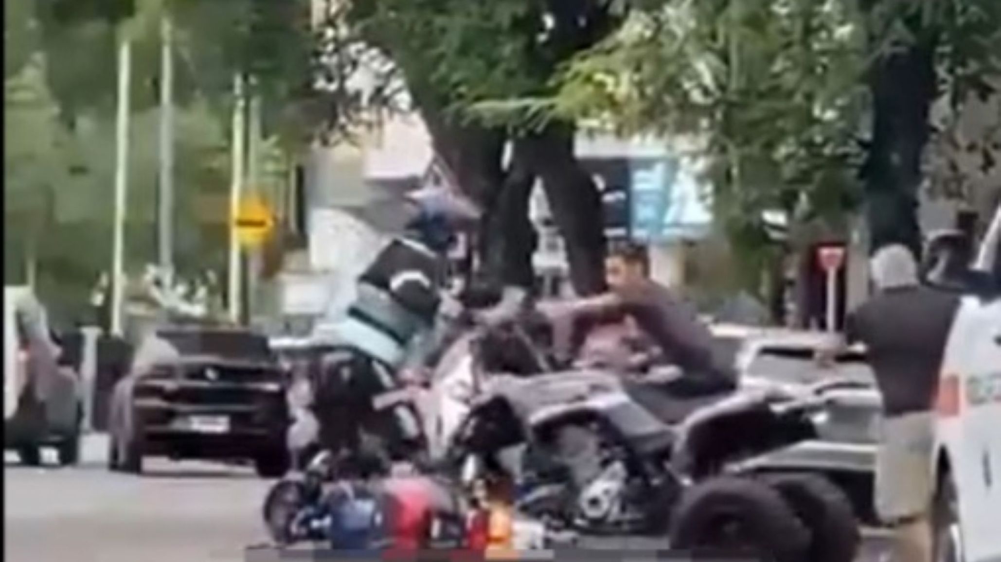 Locura al volante: en cuatriciclo y sin casco atropelló a dos policías para huir de un control