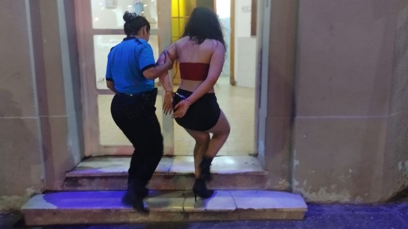 Comodoro: detienen a una joven por robo y agresión en un boliche del centro