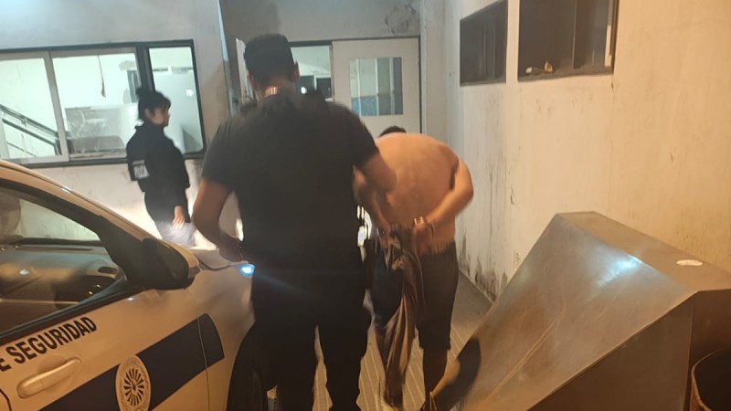 Insólito hecho en Comodoro: se levantó y encontró un hombre en el baño de su casa