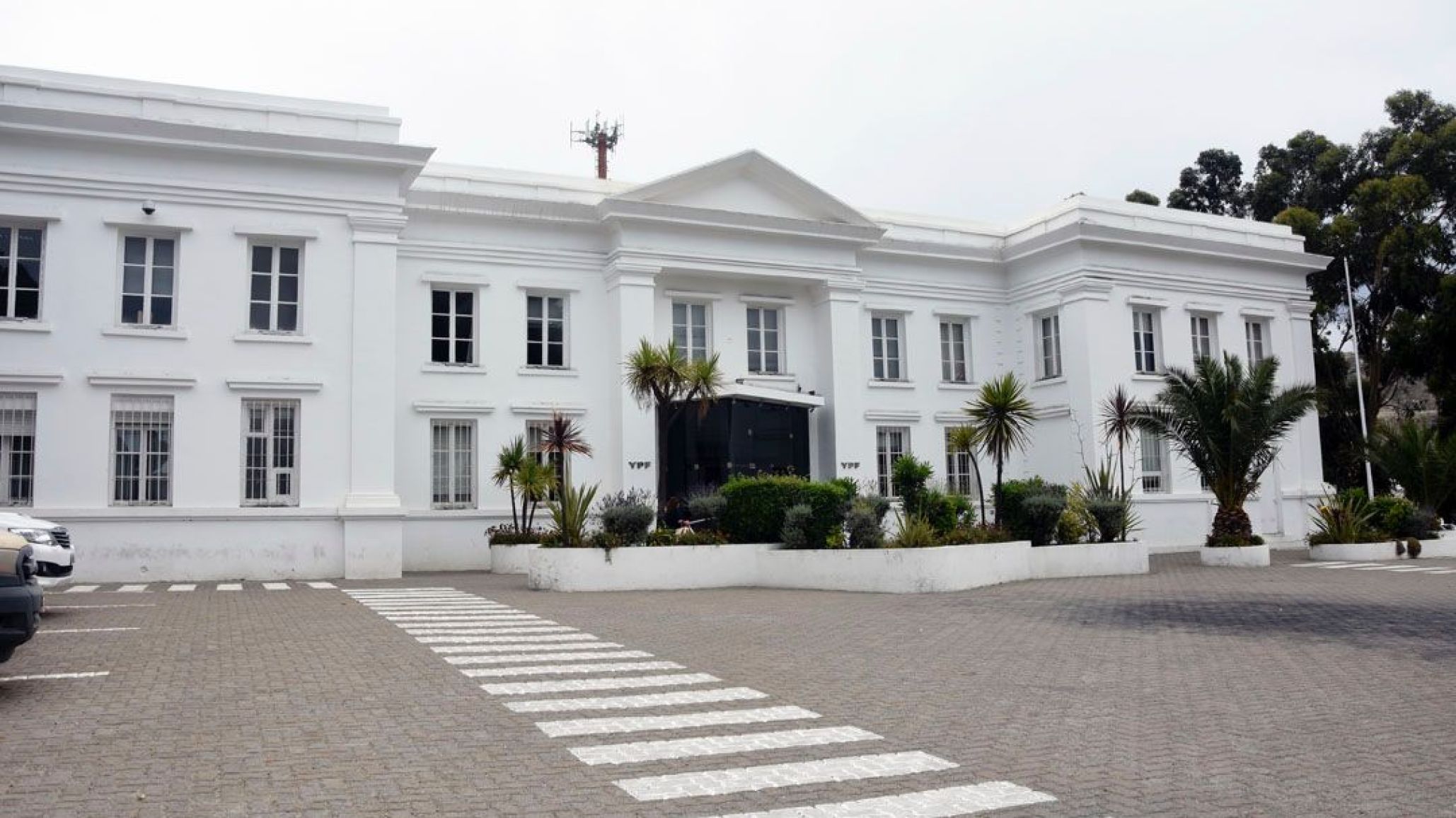 El bloque Arriba Chubut pone alerta sobre el destino de los inmuebles que YPF deja en Comodoro y pide que pasen a manos de la ciudad