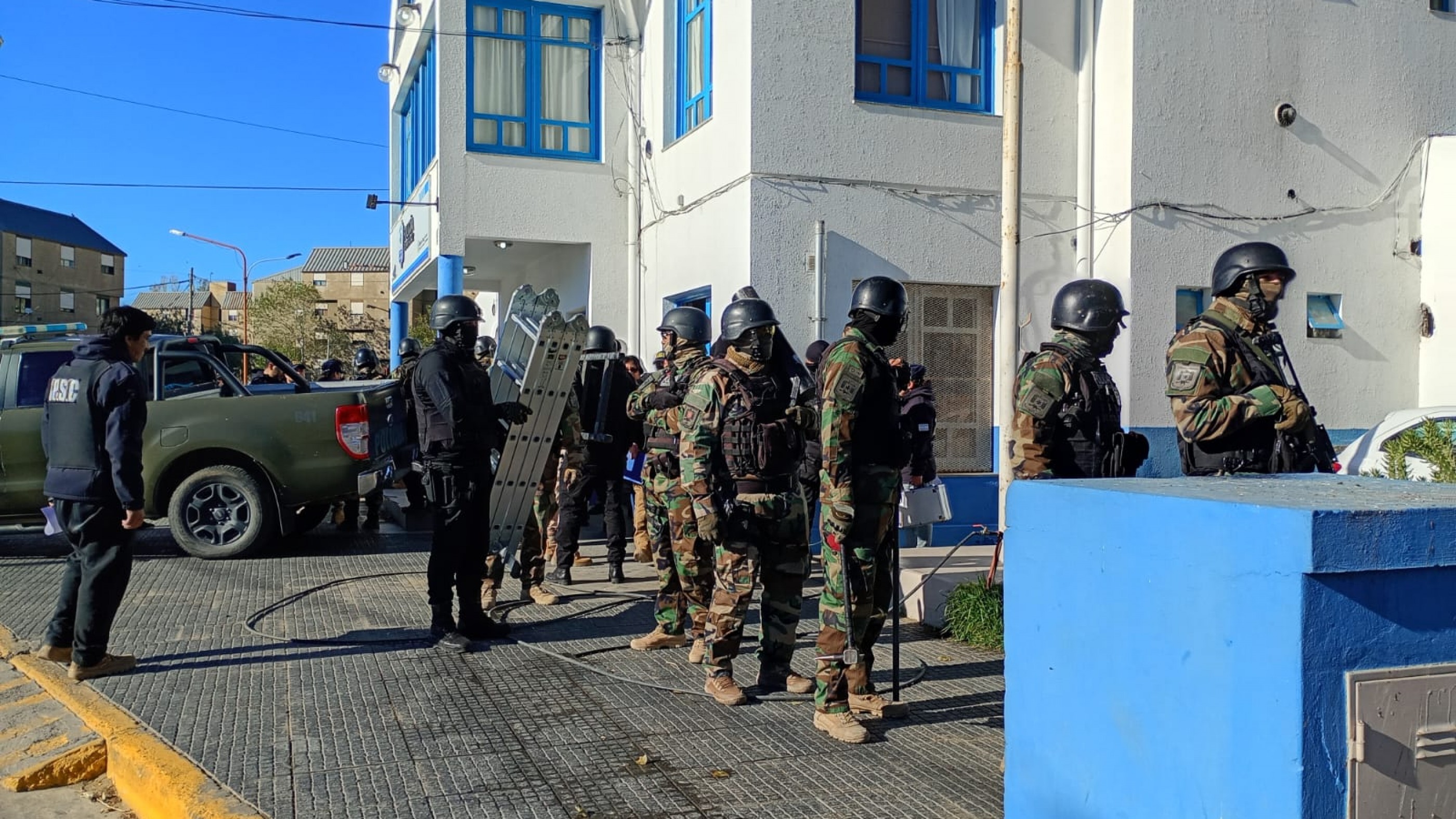 Gran operativo en el barrio 2 de Abril por el crimen de Ulises Olima