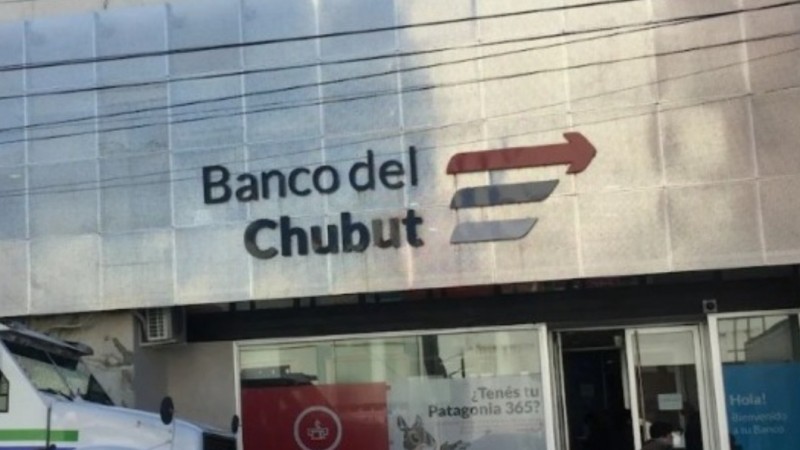 Un joven agredió a su cuñada dentro del banco y terminó reducido y esposado
