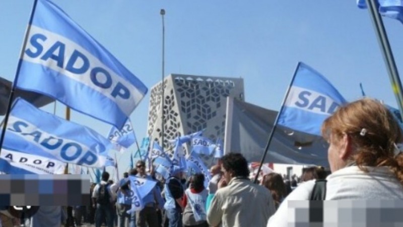 Sadop rechazó el 3% del Gobierno y advirtió: "Nos condenan a trabajar sin dignidad"
