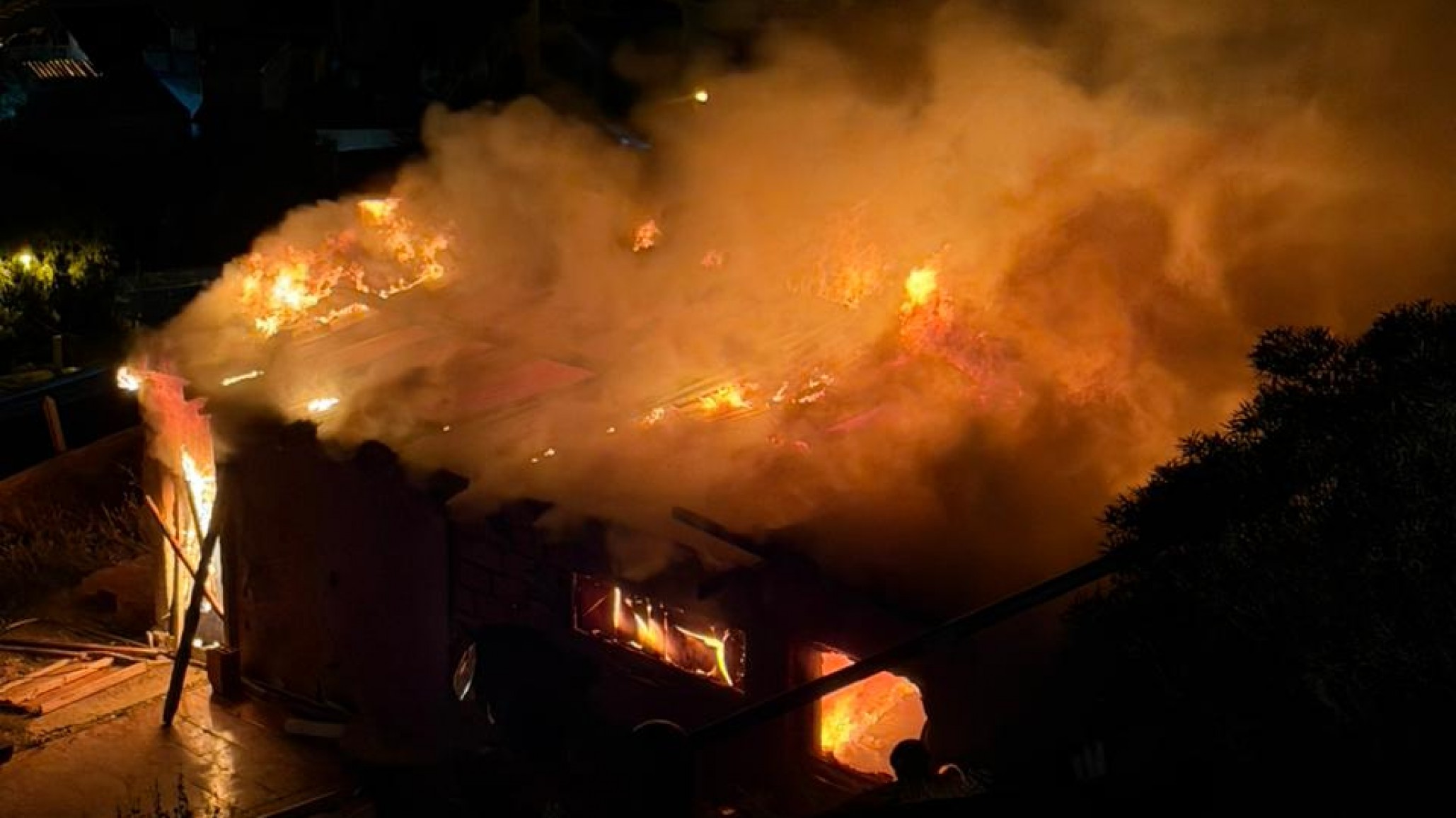 Se incendió una vivienda en barrio Pietrobelli y hubo pérdidas totales