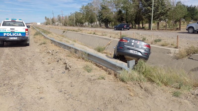 Un auto volcó en Ruta 3 y sus ocupantes fueron trasladados al Hospital Regional