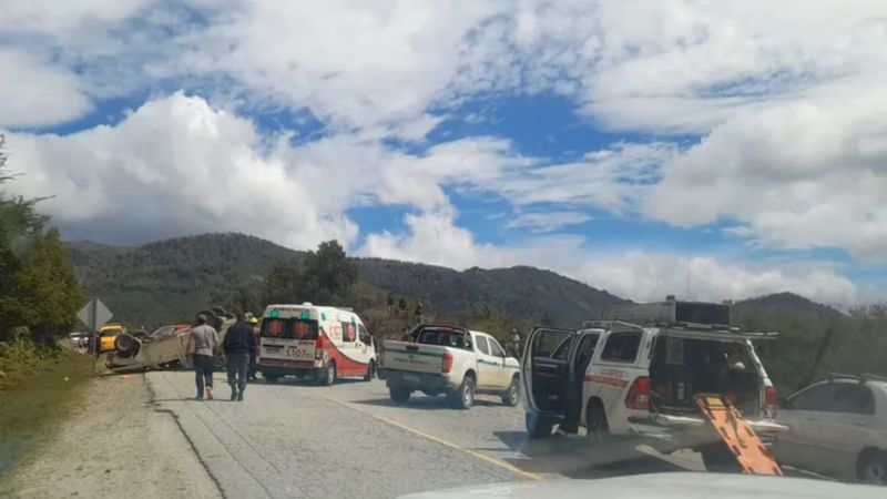 Impactante vuelco en la Ruta de los Siete Lagos: varias personas heridas y fuerte operativo de emergencia