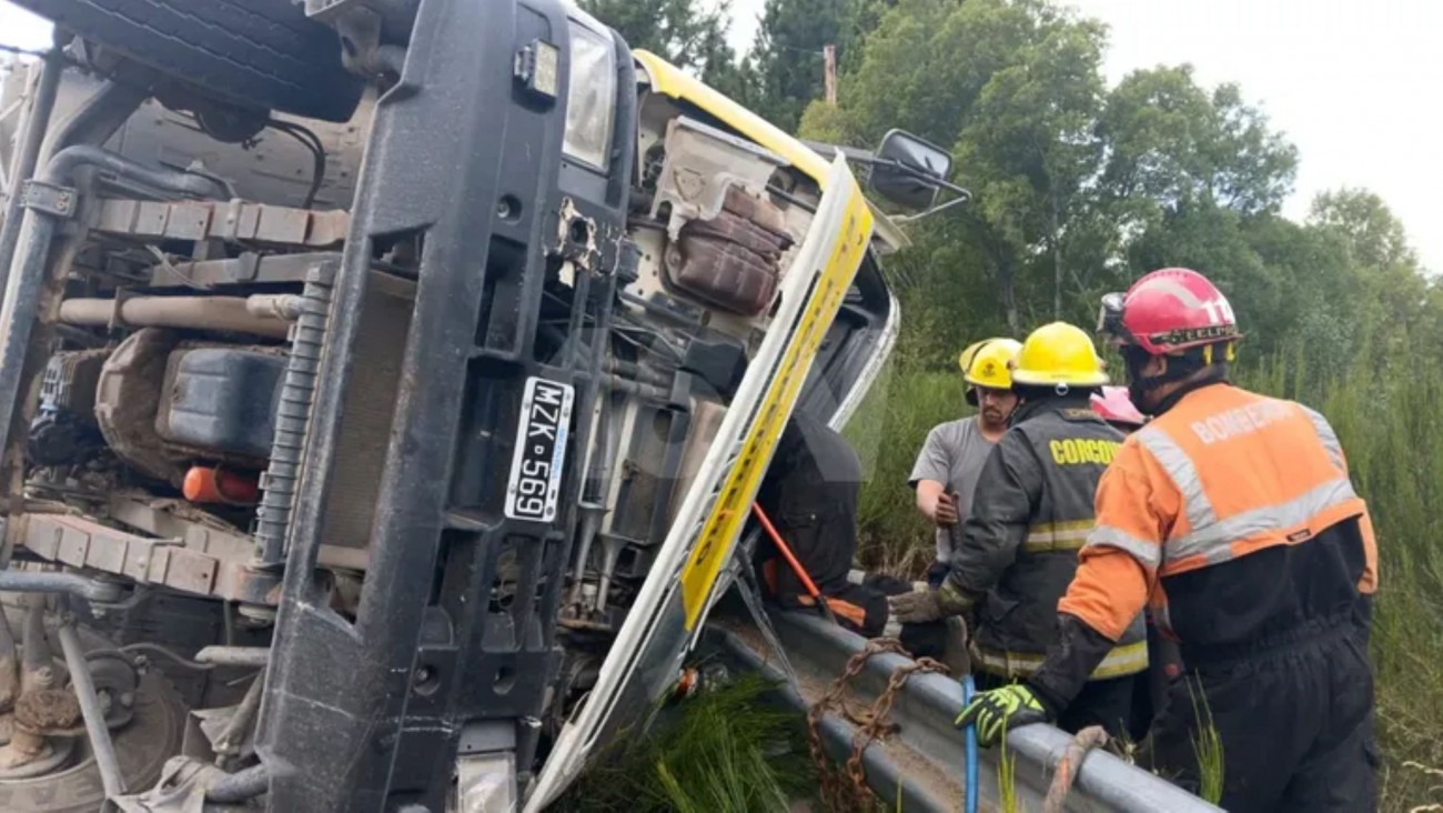 Camionero volcó en Ruta 17 y fue rescatado tras un arduo operativo