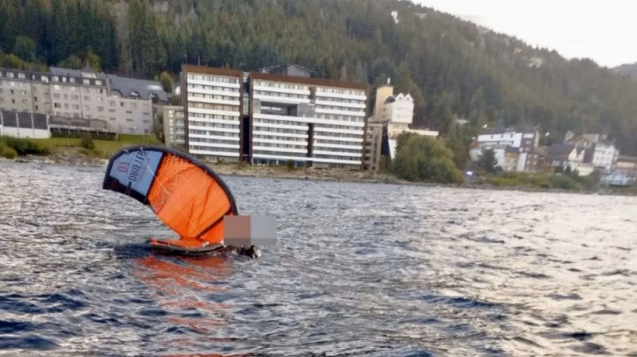 Rescatan a un deportista a la deriva en el Lago Nahuel Huapi mientras practicaba skysurf