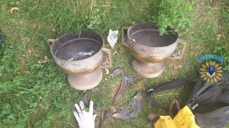 Rompió el vidrio de un local, robó celulares y fue detenido en el acto