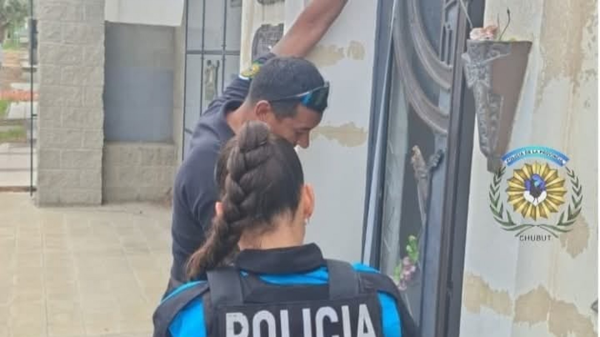 Rompió el vidrio de un local, robó celulares y fue detenido en el acto