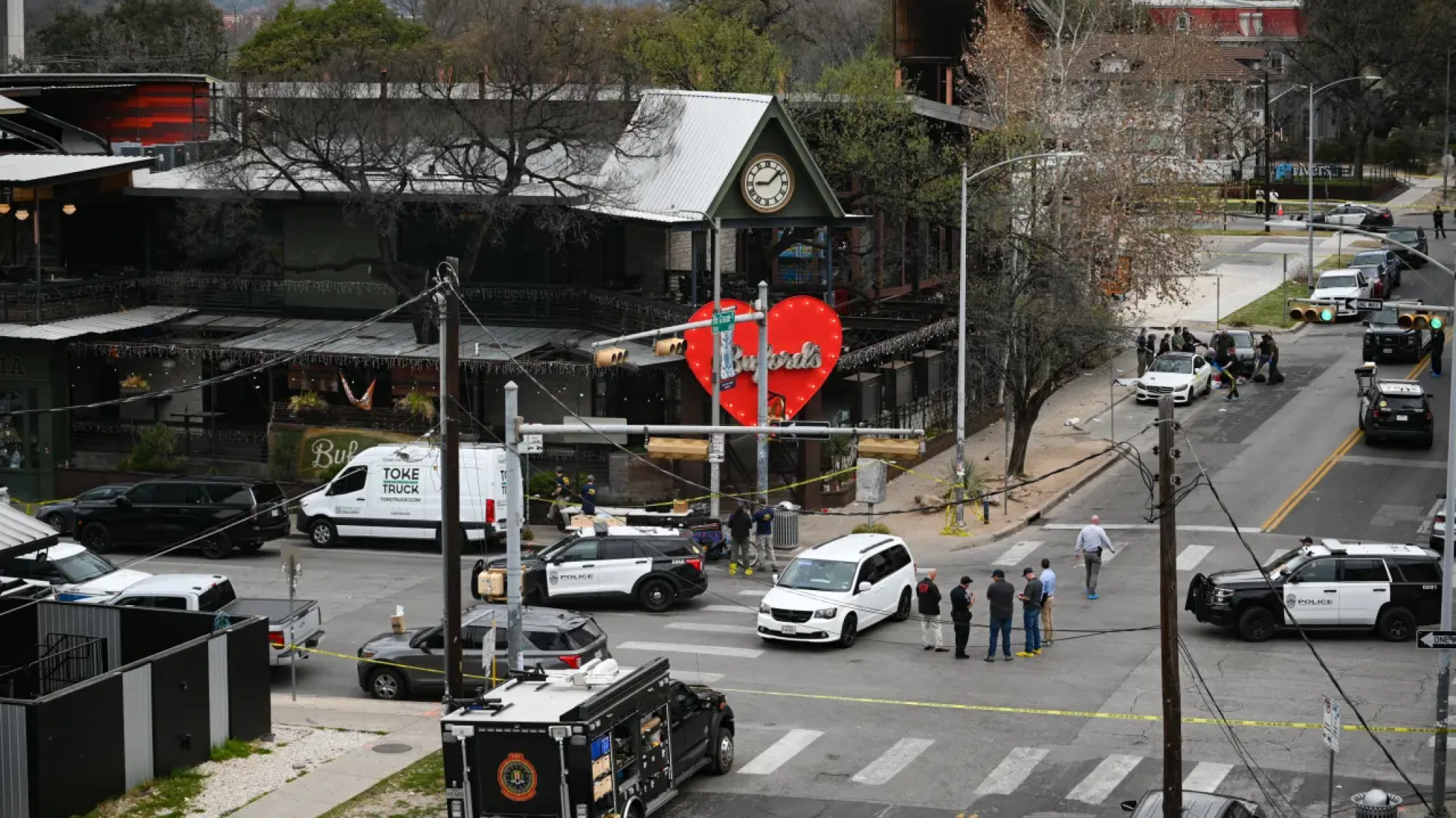 Tiroteo en un bar de Texas dejó al menos tres muertos y 14 heridos
