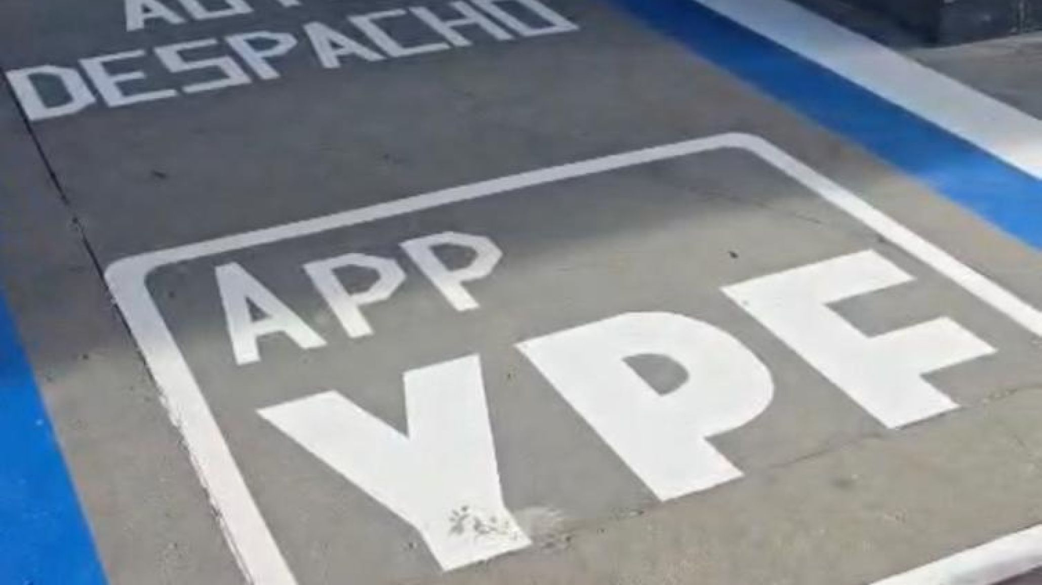 Autodespacho de combustible en una estación YPF de Comodoro