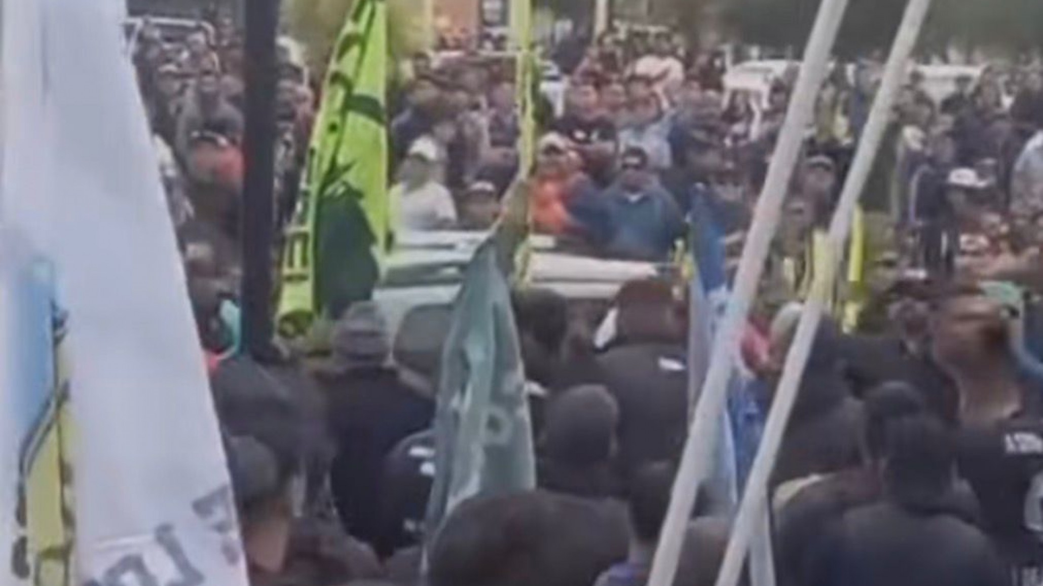 Tensión y empujones en la previa de la sesión inaugural en Chubut