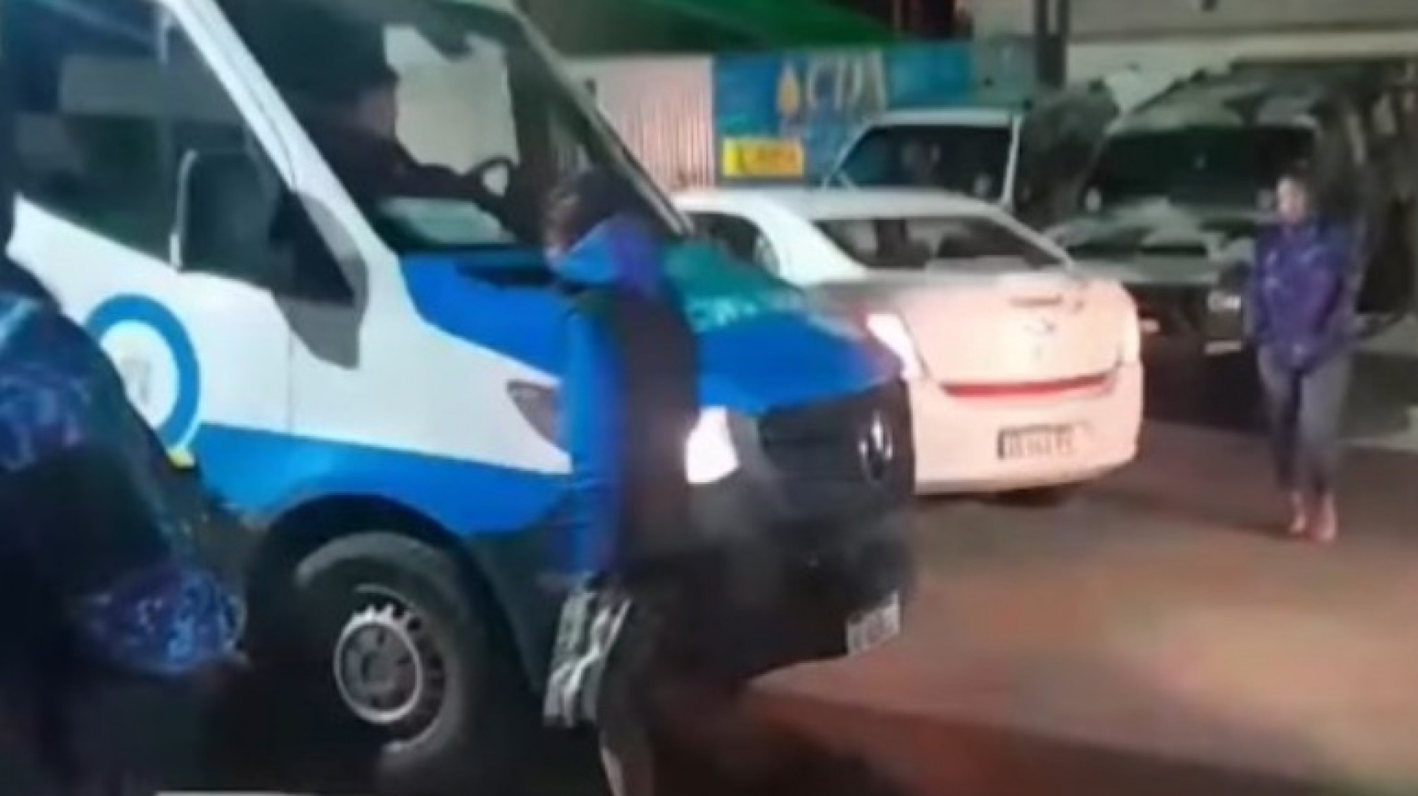 Brutal asalto en Comodoro: golpearon a un joven y le robaron las zapatillas y el celular