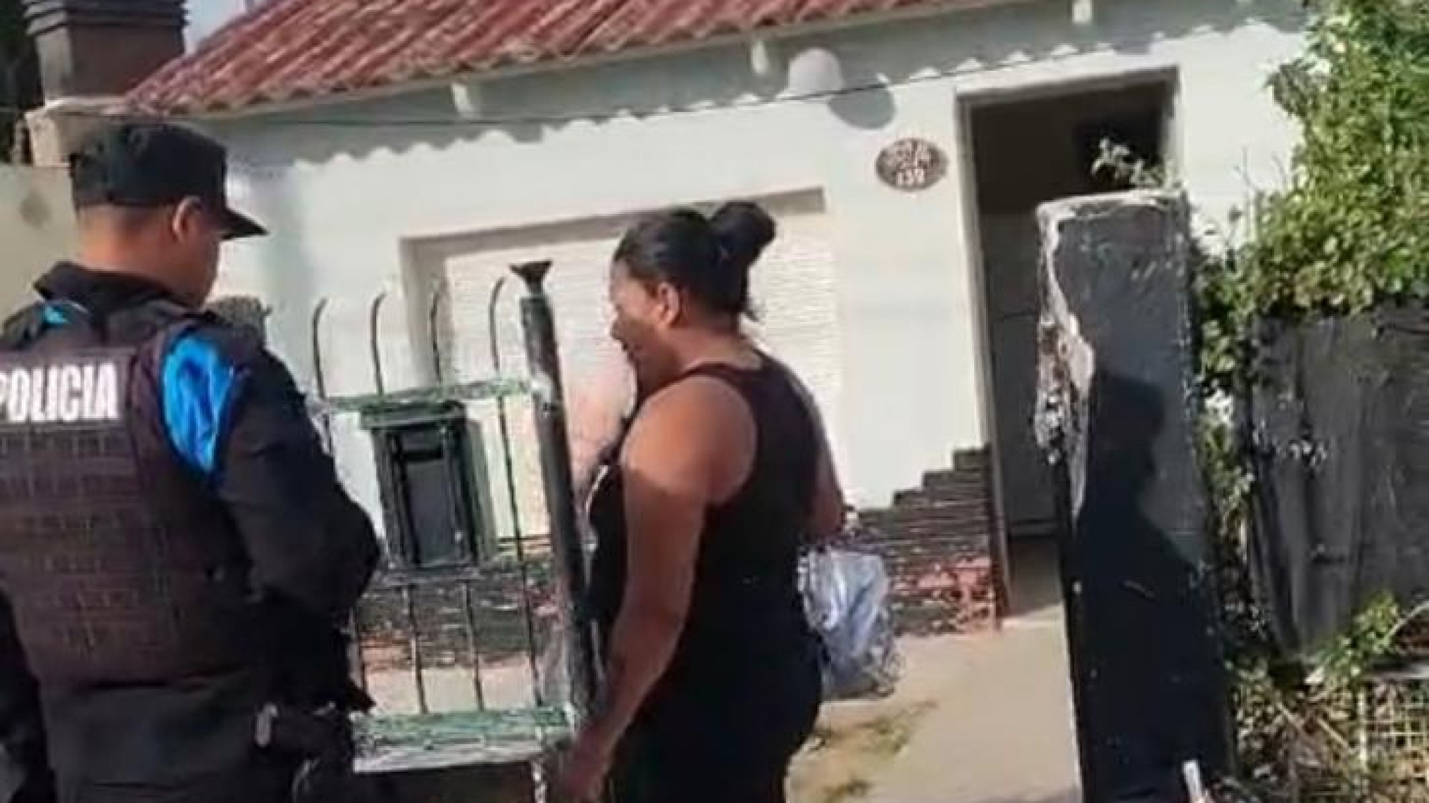 Denuncian que una pareja engaña a adultos mayores para ocupar viviendas en Km 8