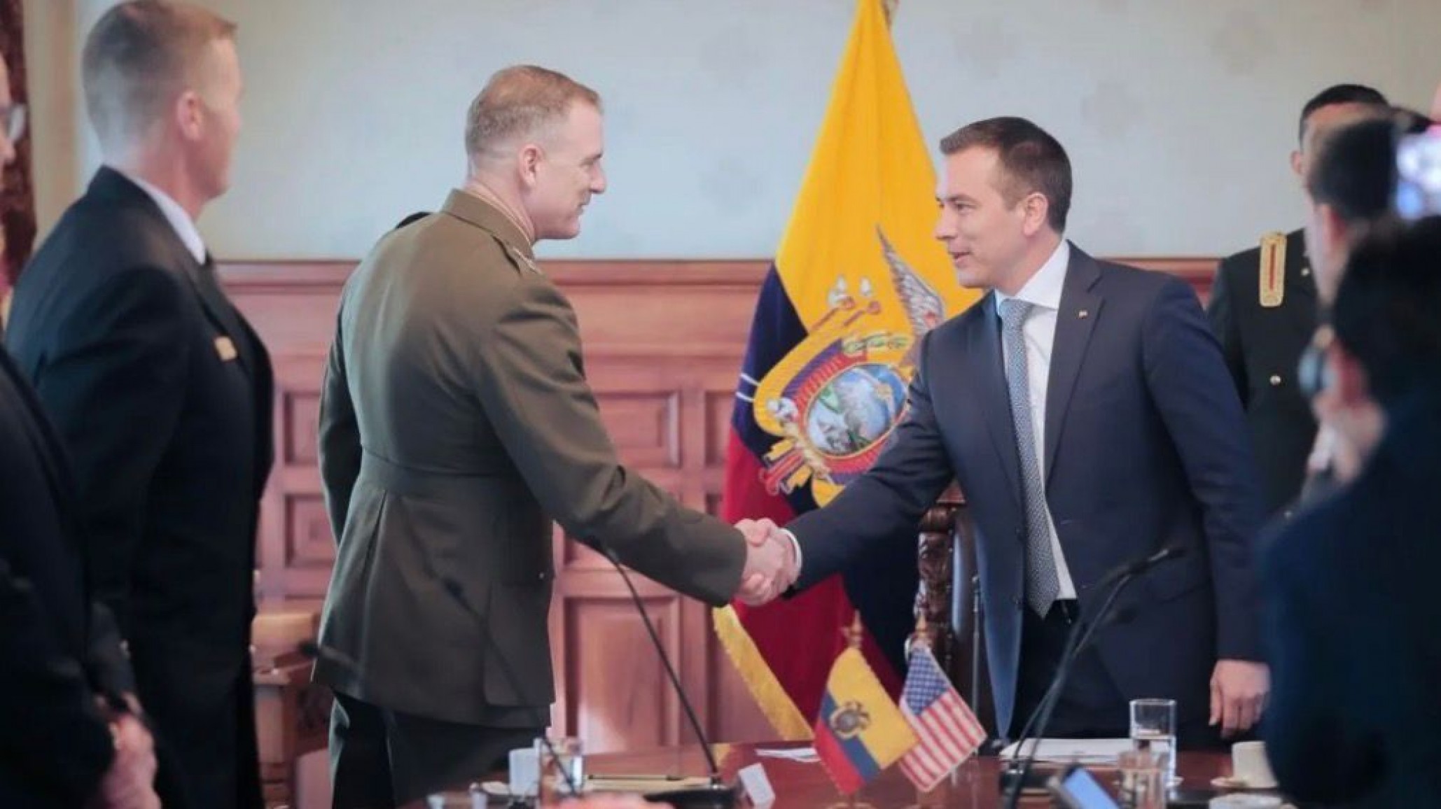 Ecuador lanza operaciones conjuntas con Estados Unidos contra el narcotráfico y decreta toque de queda en cuatro provincias