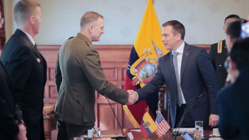 Ecuador lanza operaciones conjuntas con Estados Unidos contra el narcotráfico y decreta toque de queda en cuatro provincias
