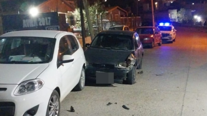 Un camionero alcoholizado chocó tres autos estacionados y quiso darse a la fuga