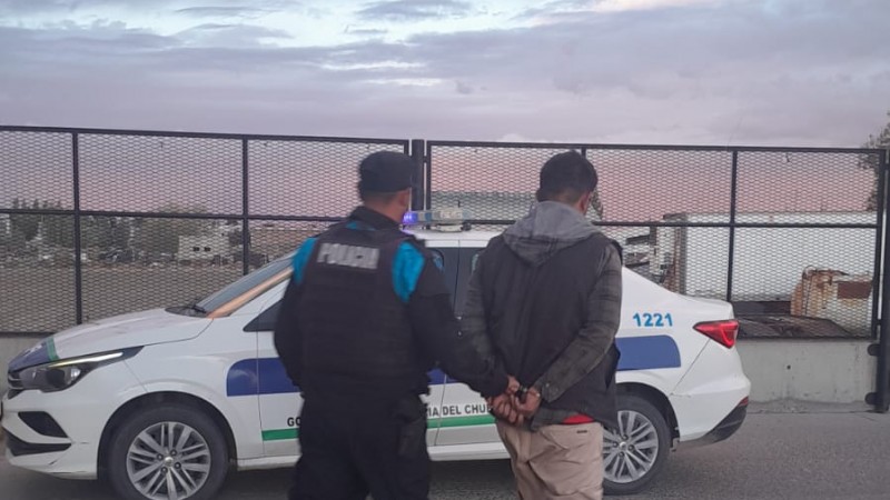 Intentó llevarse 10 latas de atún sin pagar y fue detenido