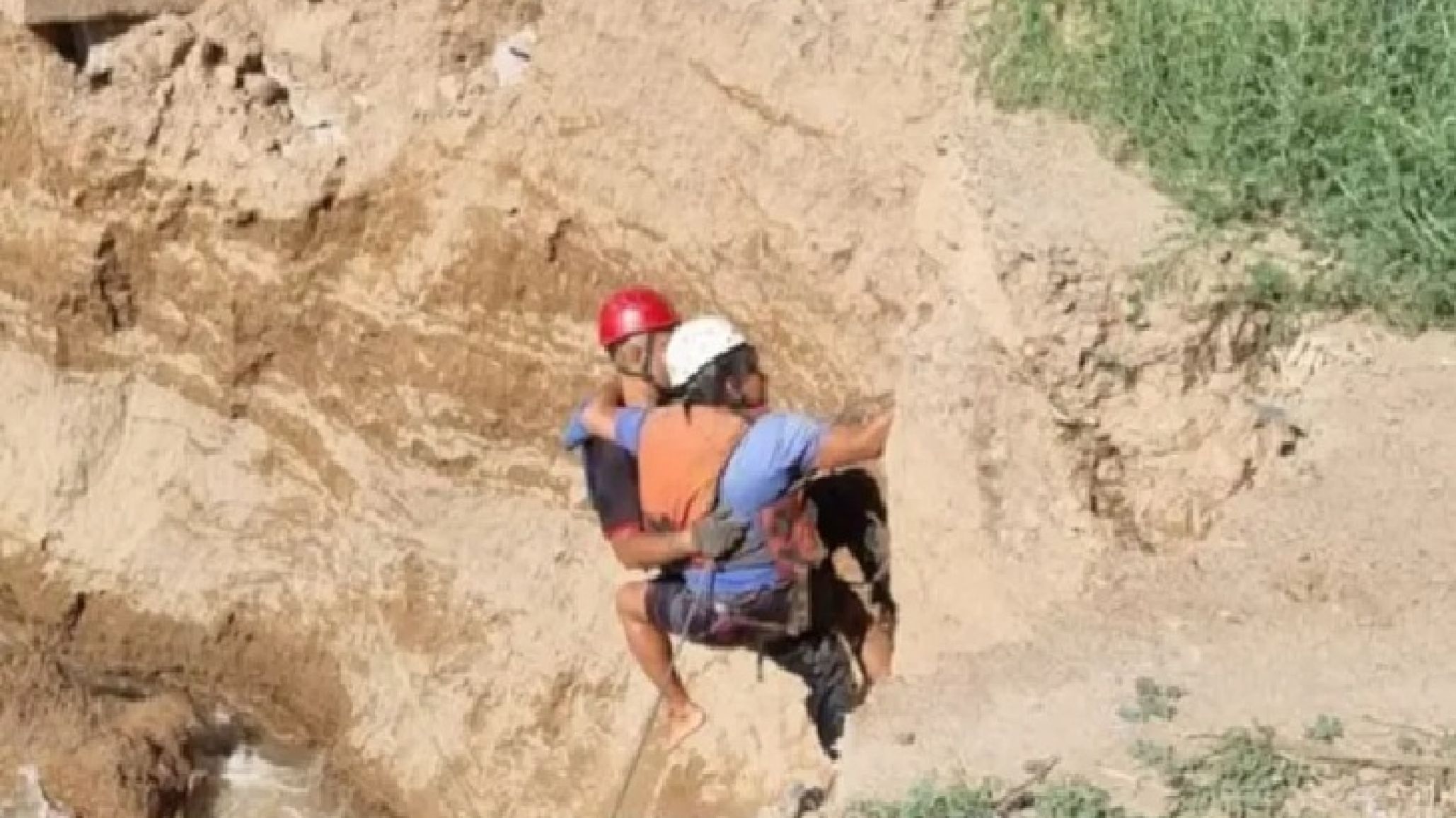 Mendoza: una mujer cayó a un pozo de 5 metros tras ceder el terreno