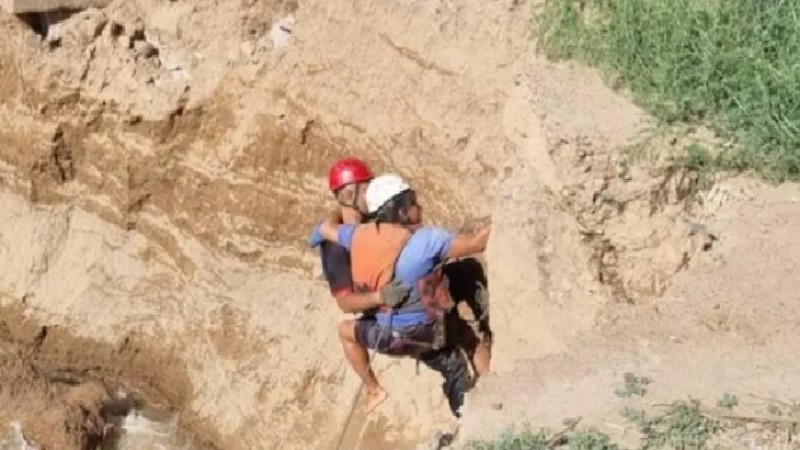 Mendoza: una mujer cayó a un pozo de 5 metros tras ceder el terreno
