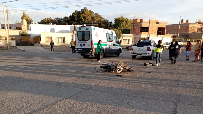 Un motociclista herido tras un choque con una camioneta