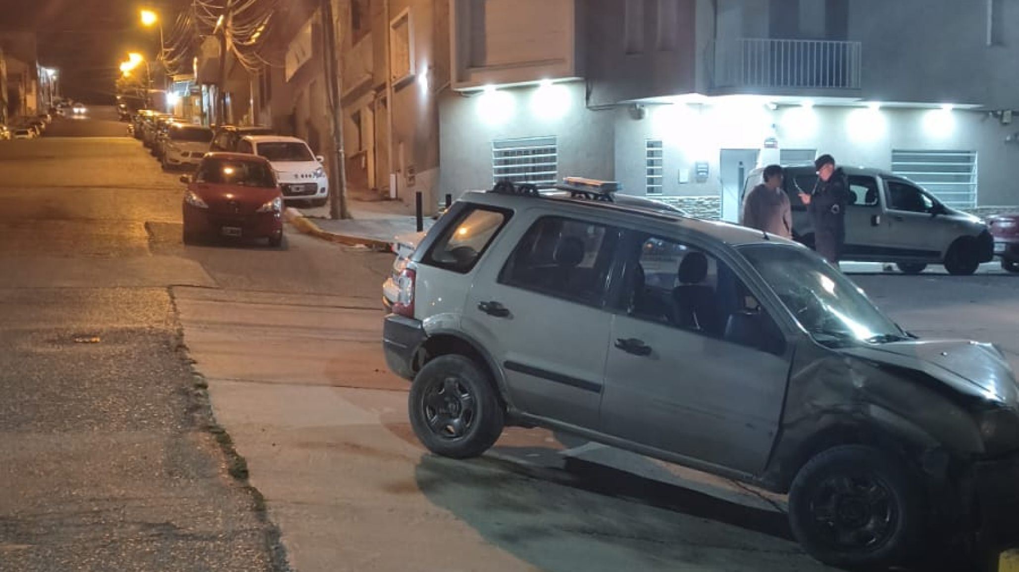 Conducía alcoholizado, chocó contra el cordón y dañó tres autos estacionados
