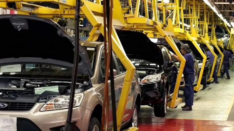 Derrumbe automotriz: la producción cayó un 30% y se profundiza el esquema de suspensiones