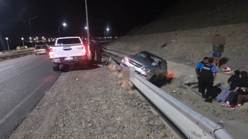 Otro accidente en Ruta 3: un auto terminó en el canal frente al Cenotafio