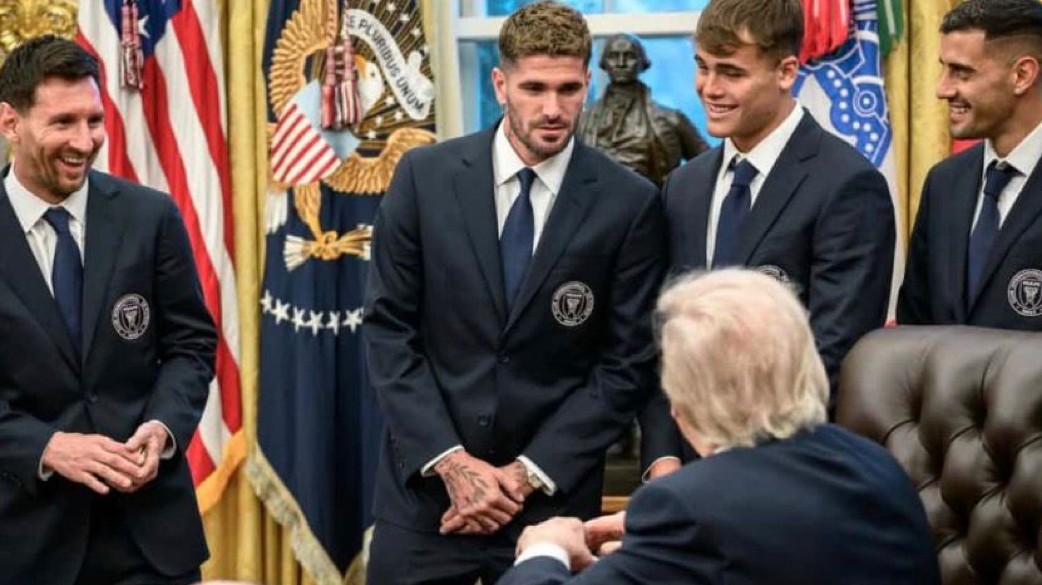 La broma de Rodrigo De Paul a Trump que hizo re韗 a Messi en la Casa Blanca