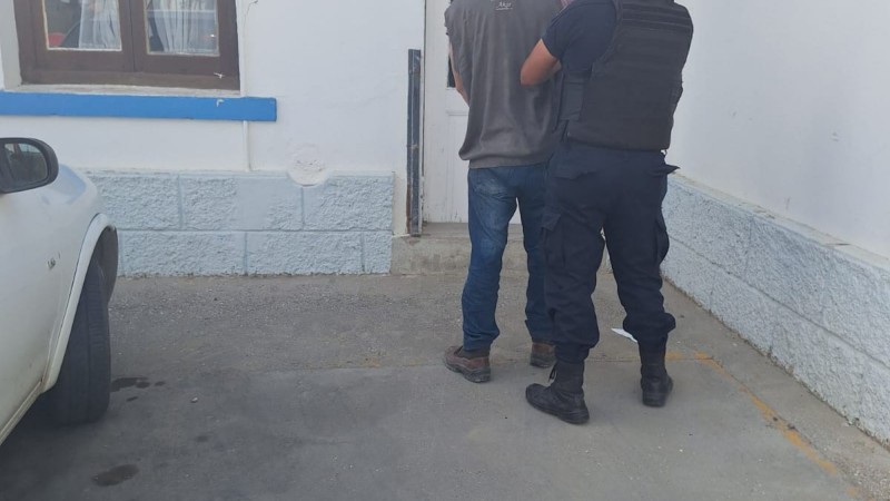 Escándalo en un corralón policial de Comodoro: un hombre fue detenido tras atacar a policías y romper un auto