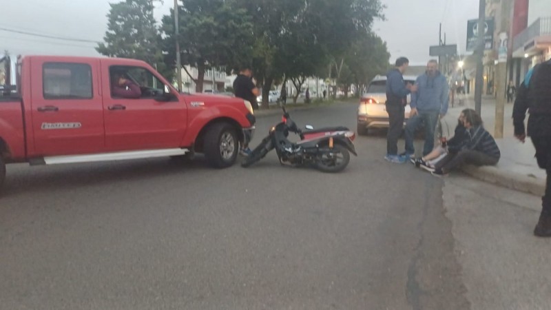Choque entre una moto y una camioneta en Comodoro Rivadavia: una mujer fue asistida en el lugar