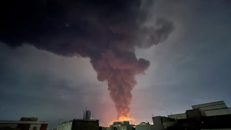 Israel ataca depósitos de petróleo en Irán y el barril podría dispararse por encima de los 100 dólares