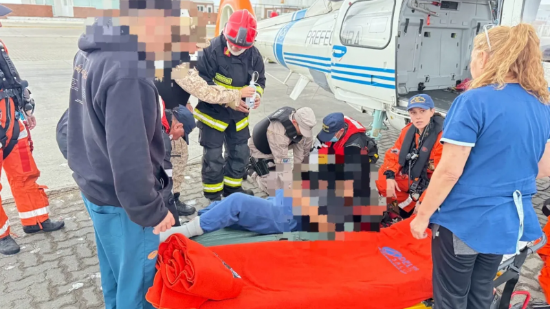 Operativo frente a Comodoro: evacuaron en helicóptero a un tripulante descompensado