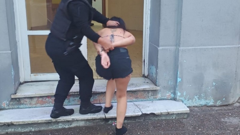 Comodoro: detuvieron a dos jóvenes por agredir a un policía durante una pelea en el centro