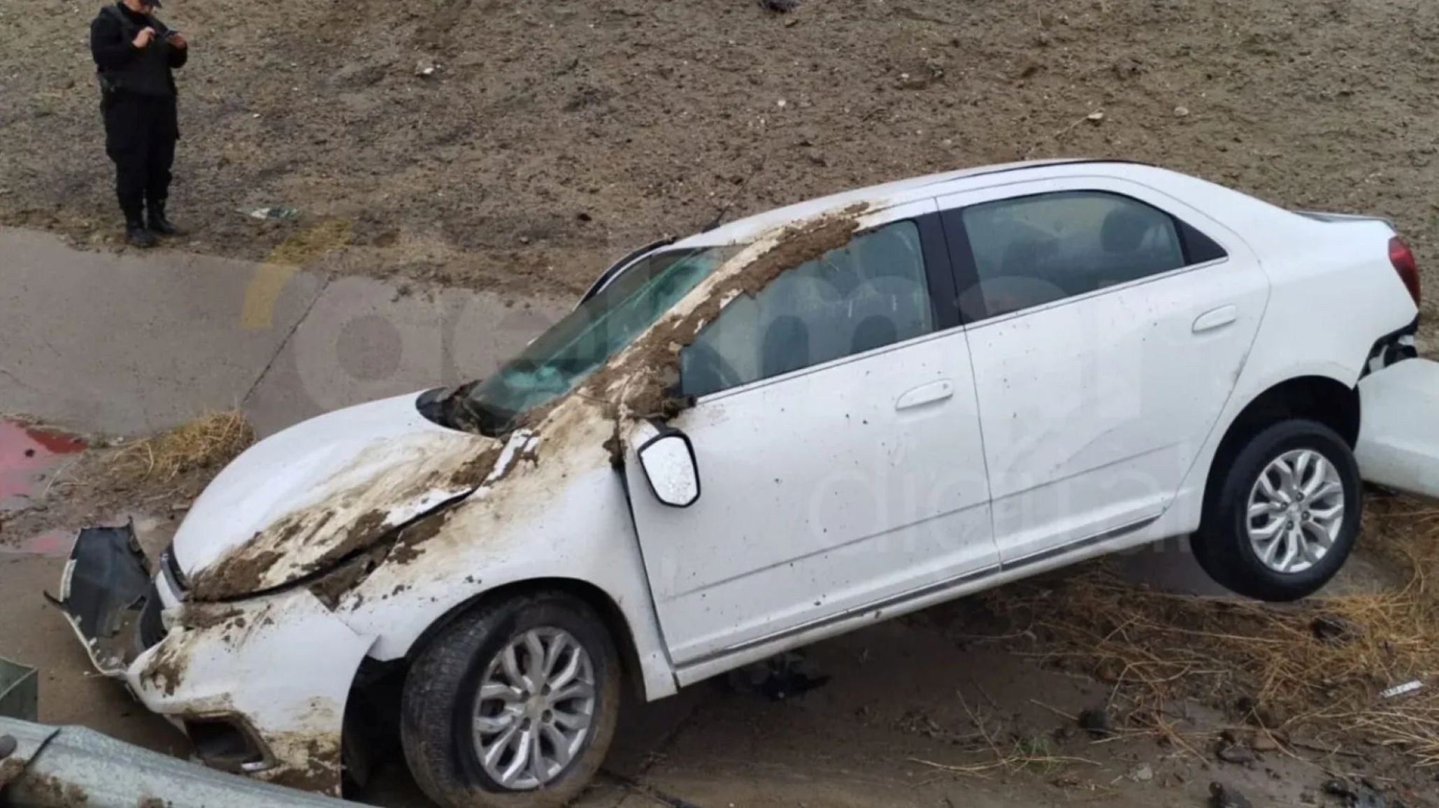 Despiste cerca del Cenotafio en Comodoro: un vehículo cayó a un canal y no hubo heridos