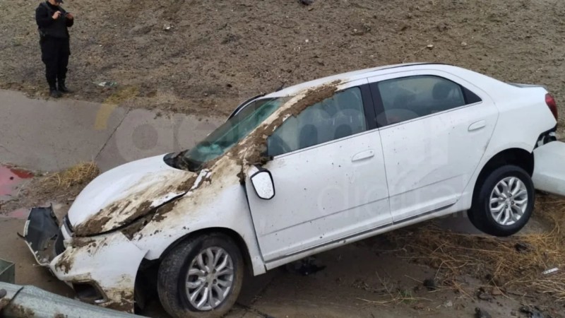 Despiste cerca del Cenotafio en Comodoro: un vehículo cayó a un canal y no hubo heridos