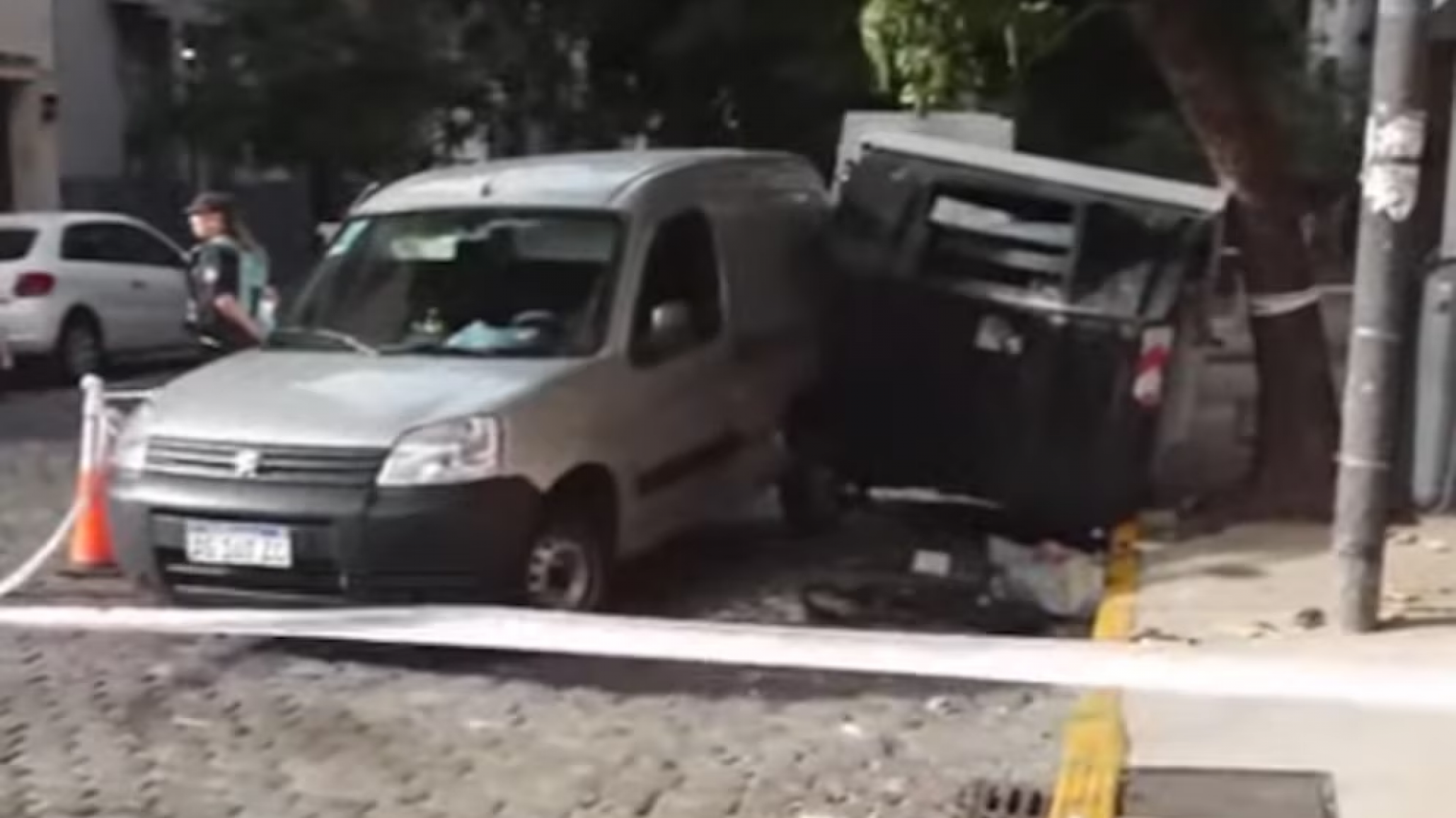 Un hombre sufrió un infarto mientras manejaba, provocó un choque múltiple y murió