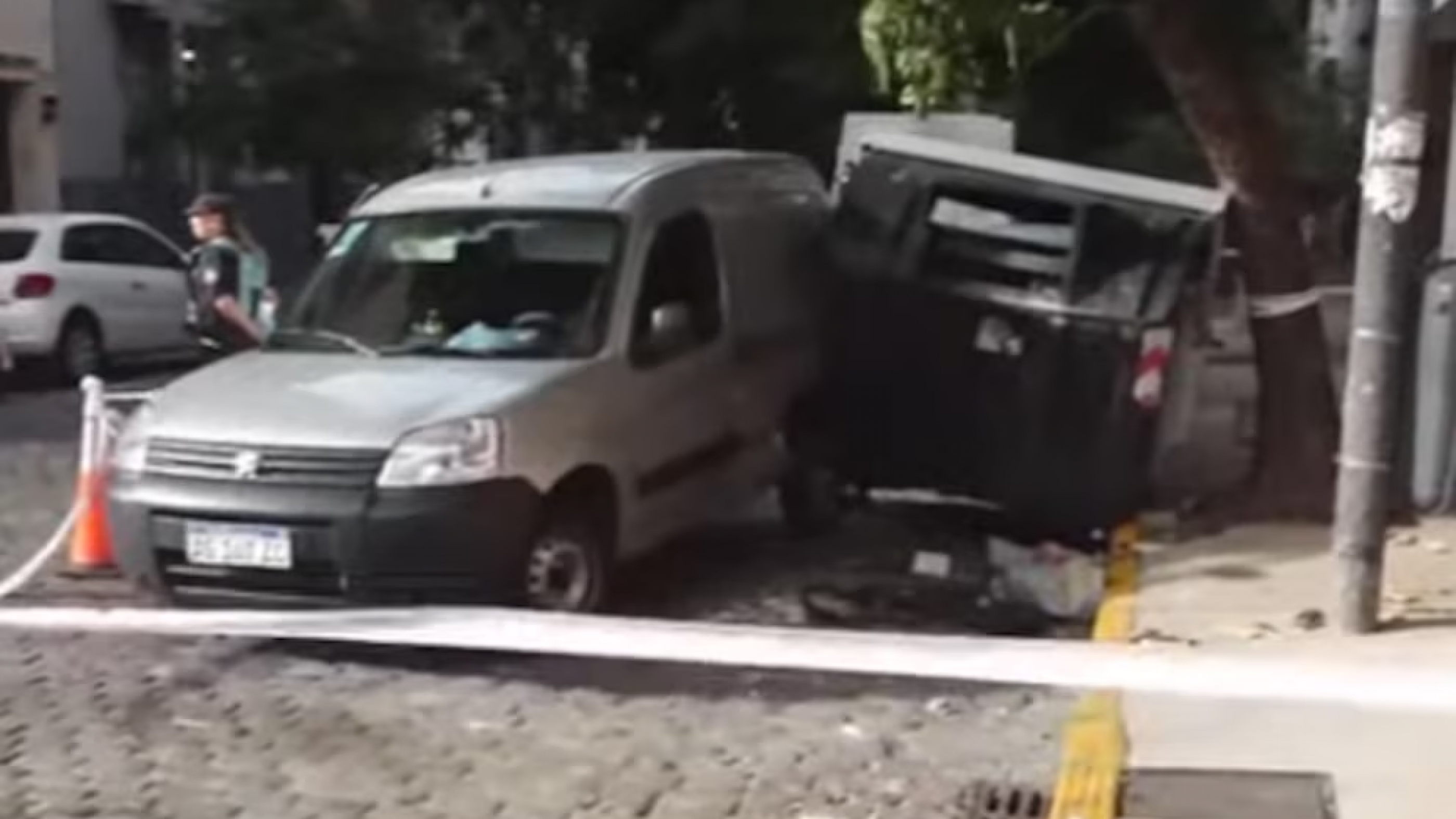 Un hombre sufrió un infarto mientras manejaba, provocó un choque múltiple y murió